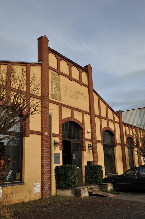 Architektonisch hervorgehobene Eingangssituation eines Gebäudeteiles der ehemaligen Tapetenfarbik Beuel mit neuer Nachfolgenutzung (2012).