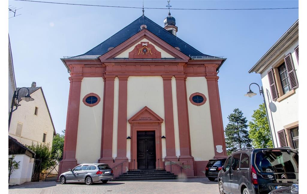 Das klassizistische portal der Pfarrkirche Mariä Geburt in Bretzenheim (2022)