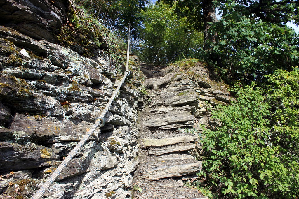 Weinbergmauer und Felspartien mit Sicherheitsseil am Collis Steilpfad in Zell an der Mosel (2015)