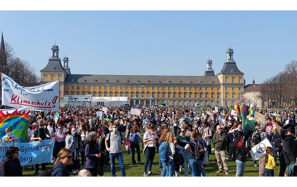 Blick über den Bonner Hofgarten während einer Demonstration der Klimaschutz-Bewegung "Fridays for Future" ("Freitage für die Zukunft") im März 2022.