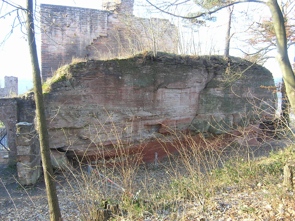 Der vordere (jüngere) Halsgraben und die Felsbarre der Burgruine Hohenecken auf dem Schloßberg bei Kaiserslautern (2005).