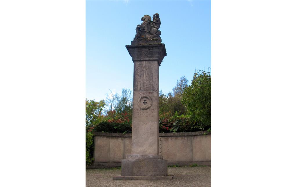 Kriegerdenkmal für die Gefallenen beider Weltkriege vor der Kirche Sankt Maximin. (2023)