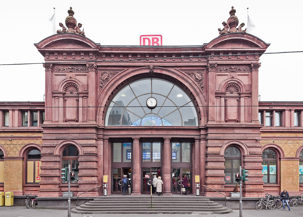 Die Eingangshalle des Bonner Hauptbahnhofs (2014). Das 1885 fertiggestellte Bahnhofsgebäude spiegelt die repräsentative Architektur der Preußen wider.