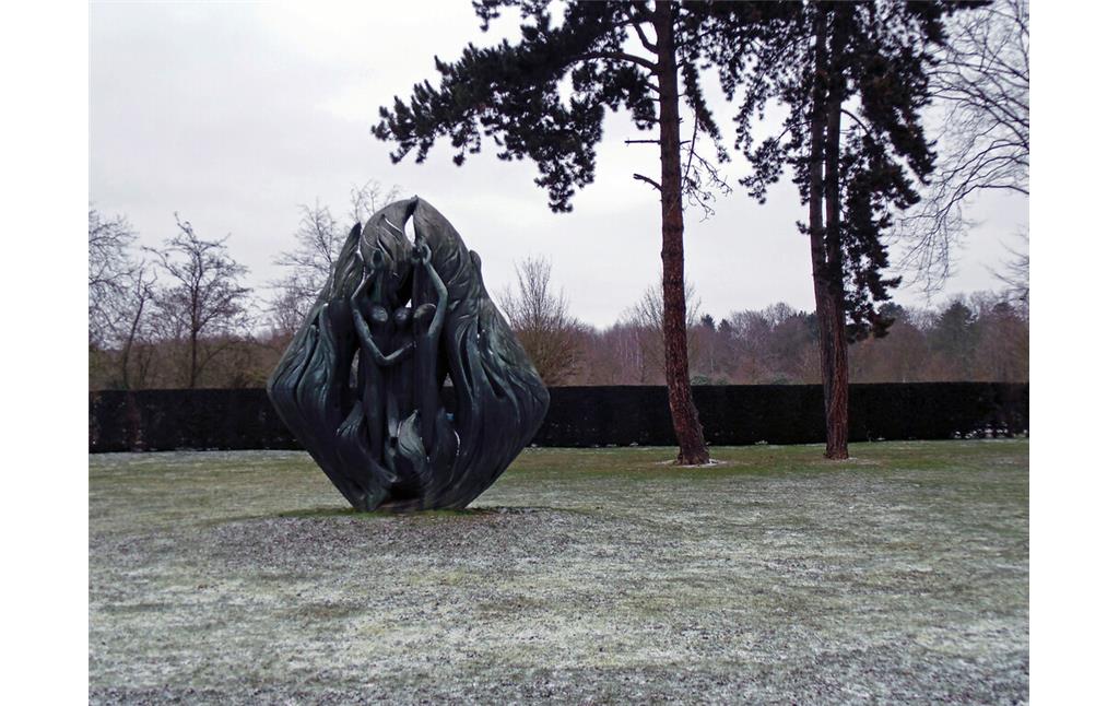 Die in der Mitte der Anlage aufgestellte Plastik "Jünglinge im Feuerofen" aus dem Jahr 1968 von Heribert Calleen auf dem Gräberfeld für deutsche und ausländische Opfer des Nationalsozialismus auf dem Westfriedhof in Köln-Vogelsang (2021).