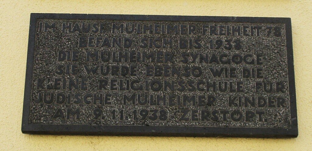 Gedenktafel an die im November 1938 angezündete und weitgehend zerstörte Synagoge an der Mülheimer Freiheit in Köln-Mülheim (2023).