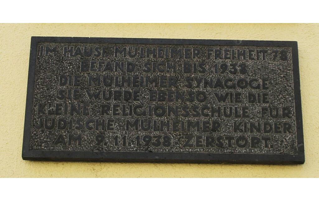 Gedenktafel an die im November 1938 angezündete und weitgehend zerstörte Synagoge an der Mülheimer Freiheit in Köln-Mülheim (2023).