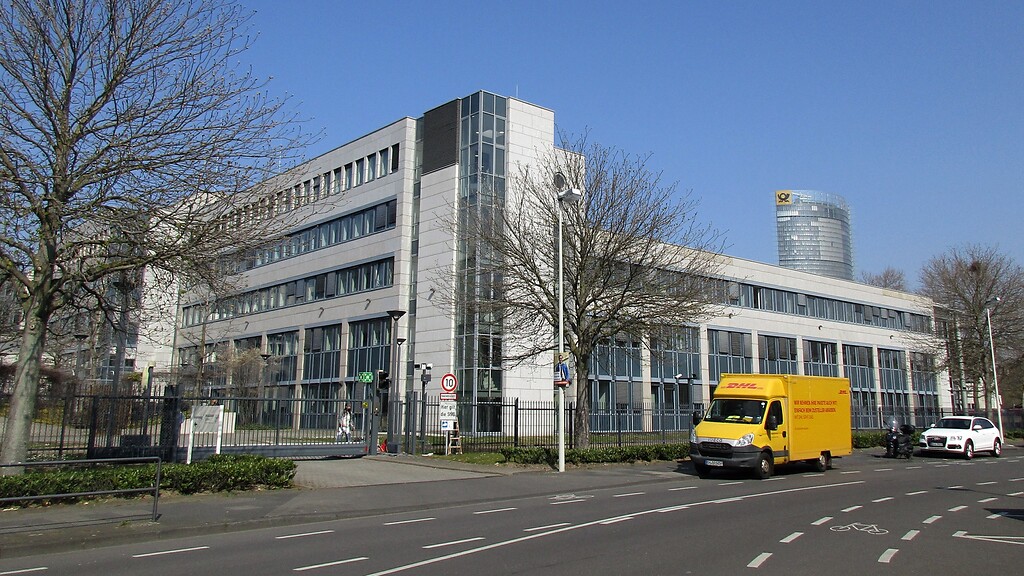 Gebäude des Bundesamtes für Soziale Sicherung an der Ecke Ollenhauer Straße / Friedrich-Ebert-Allee in Bonn-Gronau (2022). Hier befand sich bis um 1950 das Stadion des Bonner Fußball Vereins (BFV).