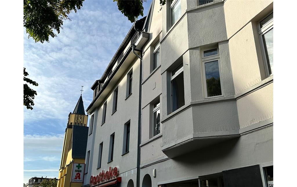 Die Häuser Bahnhofstraße Nr. 11-15 stammen aus dem beginnenden 20. Jahrhundert. Von ihren historischen Fassaden ist heute nur noch wenig erhalten (2023).