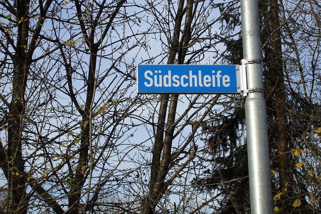 Straßenschild in der Müllenbacher Straße "Südschleife", ein heute in einem Gewerbegebiet liegender früherer Abschnitt der Nürburgring-Südschleife (2020).