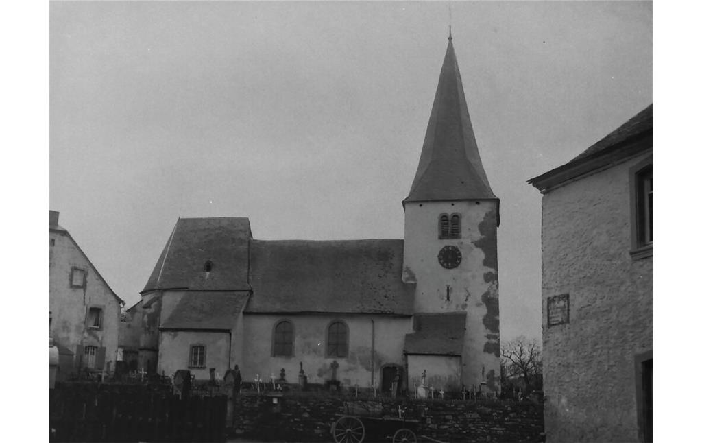 Historische Abbildung der Pfarrkirche Berglicht mit dem Kirchhof im Vordergrund (um 1900/1910)