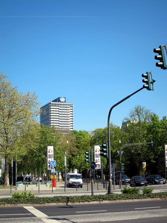 Einmündung der Heussallee in die Willy-Brandt-Allee im Bonner Regierungsviertel (2015); im Hintergrund das ehemalige Abgeordnetenwohnhaus "Langer Eugen".