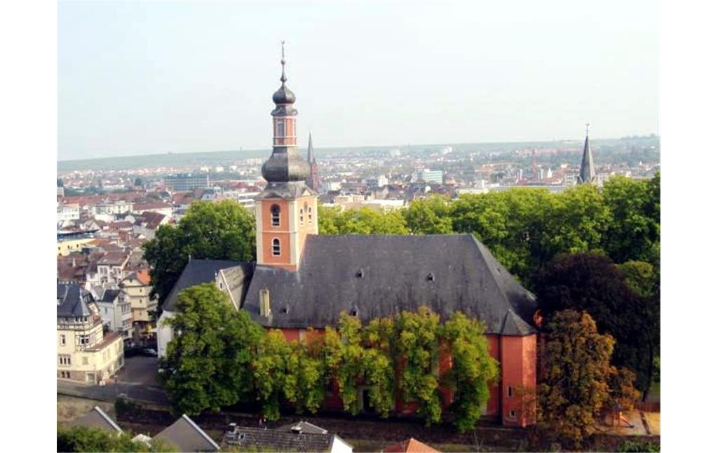 Die von Bäumen umgebene Evangelische Pauluskirche in Bad Kreuznach; im Hintergrund die Stadt Bad Kreuznach (2014).