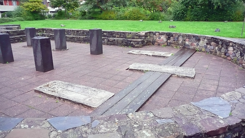 Die Grundmauern der Dietkirche mit drei in den Boden eingelassenen Grabplatten (2014)