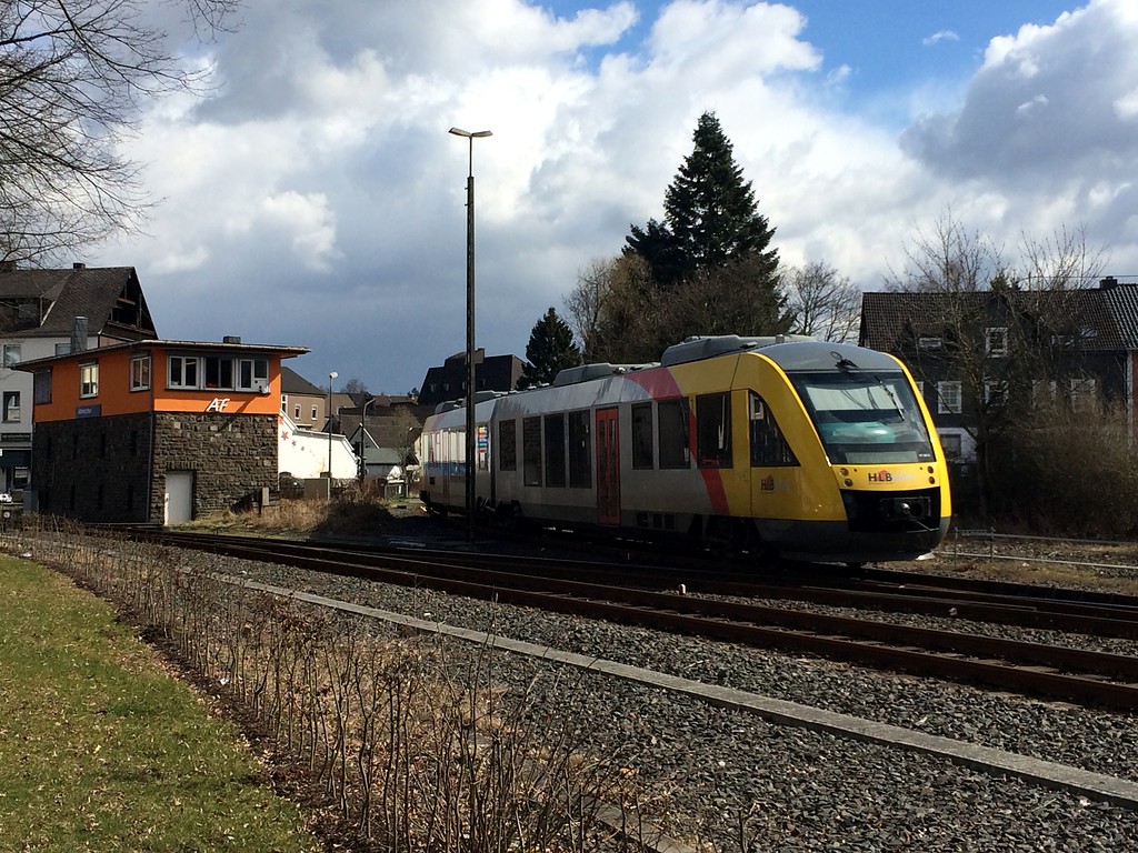 Bahnhof Altenkirchen (2015): Das Stellwerk und ein Zug der "DreiLänderBahn" der Hessischen Landesbahn GmbH (HLB).