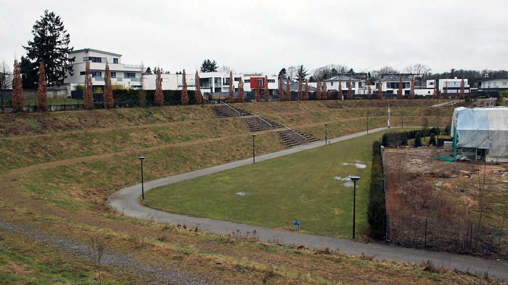 Der Blick von der noch erhaltenen Südterrasse des ehemaligen Bökelbergstadions auf die Hauptterrasse und einen Teil der Fläche des einstigen Spielfeldes lässt auch heute noch die Stadionstruktur erkennen (2015).