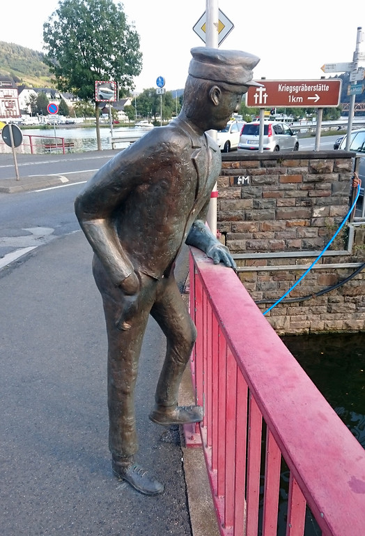 Die 2004 errichtete Figur des Alfer "Bachspouzer" (Bachspucker) an der Stelle der ehemaligen Brücke über den Alfbach in Alf (2016)