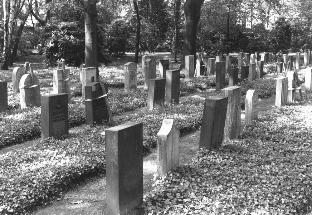 Gräberreihen auf dem neuen Jüdischen Friedhof auf dem Waldfriedhof in Duisburg (1985)