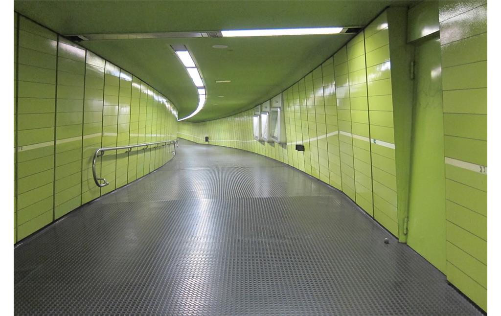 Unterirdischer Zugang zum nördlichen Bahnsteig der U-Bahn-Station Universität/Markt (2013)