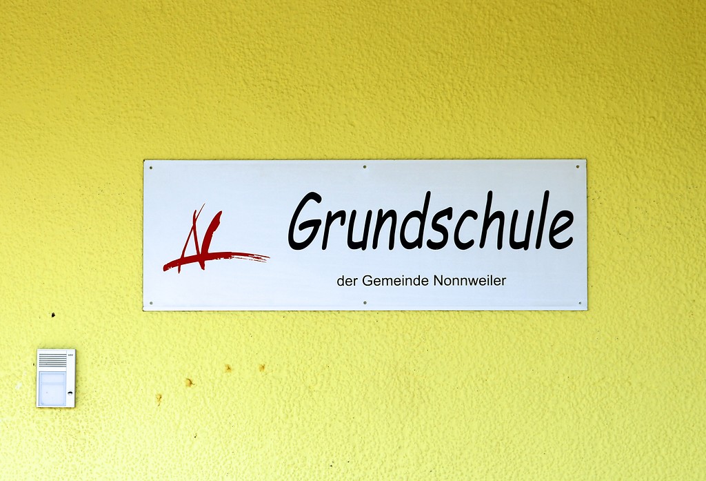 Schild der Grundschule Nonnweiler (2016)