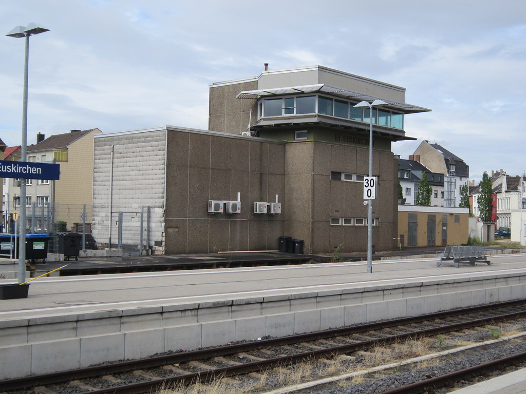 Bahnhof Euskirchen, Stellwerk Ef von der Gleisseite (2015)
