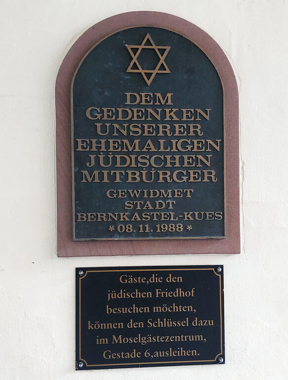 Gedenk- und Hinweistafel am Graacher Tor in Bernkastel-Kues (2023).