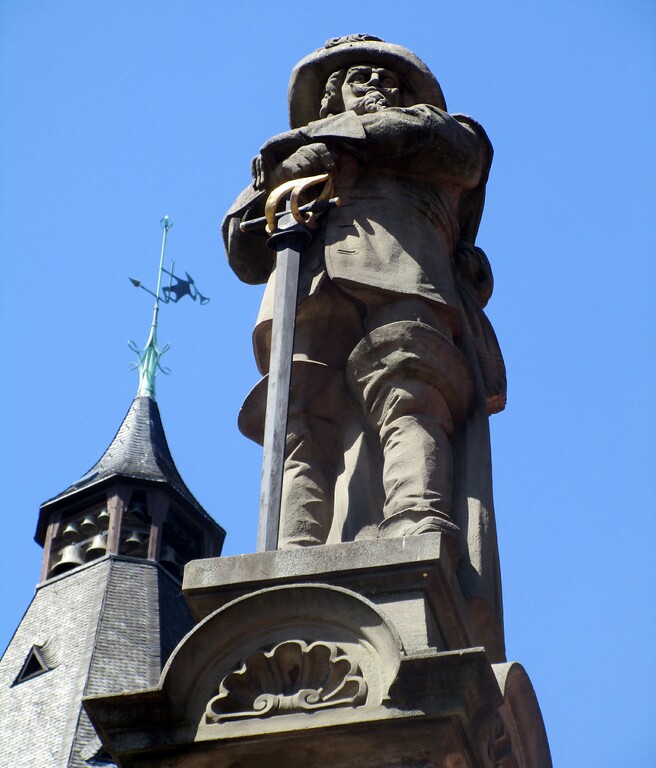 Die Figur des Denkmals für den Reitergeneral Jan von Werth (1591-1652) auf dem 1884 auf dem Alter Markt in Köln Altstadt-Nord erbauten Brunnen (2023).