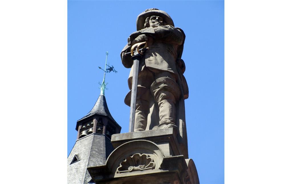 Die Figur des Denkmals für den Reitergeneral Jan von Werth (1591-1652) auf dem 1884 auf dem Alter Markt in Köln Altstadt-Nord erbauten Brunnen (2023).
