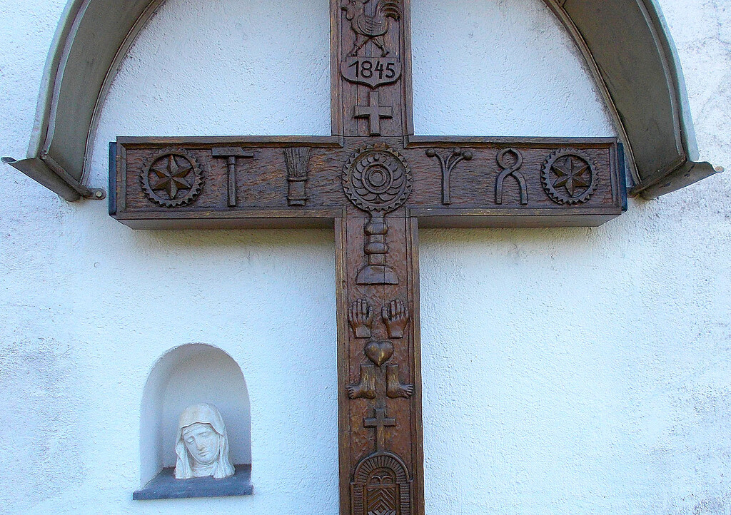 Details des Holzkreuzes von 1845 neben dem Eingang der Zilleskapelle