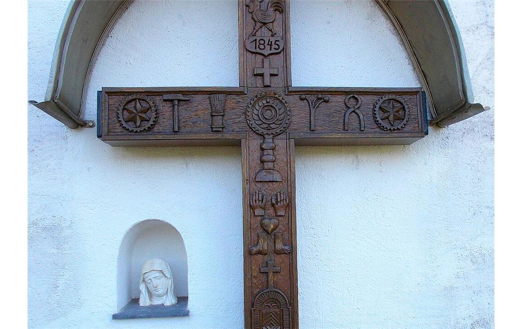 Details des Holzkreuzes von 1845 neben dem Eingang der Zilleskapelle