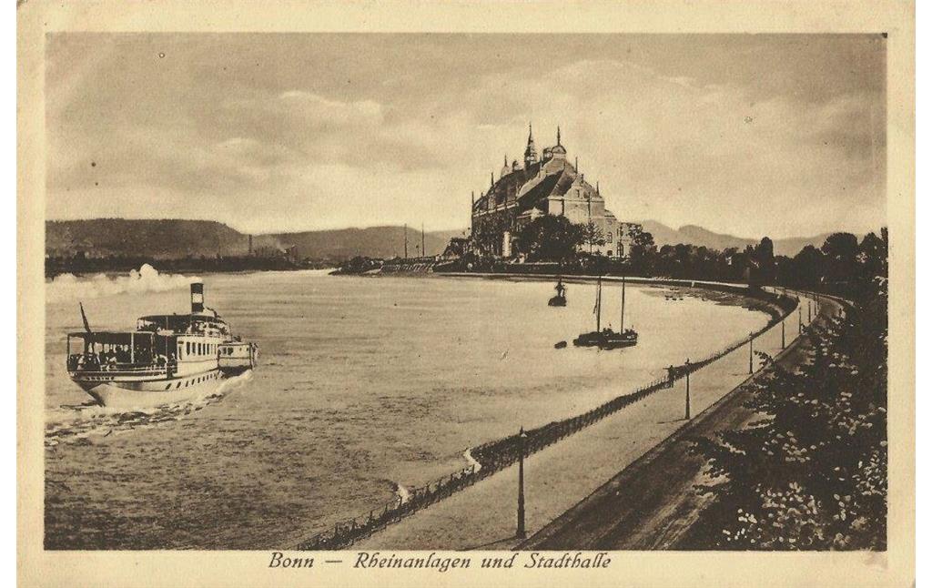 Auf das Jahr 1920 datierte Postkarte "Bonn - Rheinanlagen und Stadthalle". Vor der später im Zweiten Weltkrieg zerstörten Stadthalle schippert ein dampfbetriebenes Ausflugsschiff auf dem Rhein.