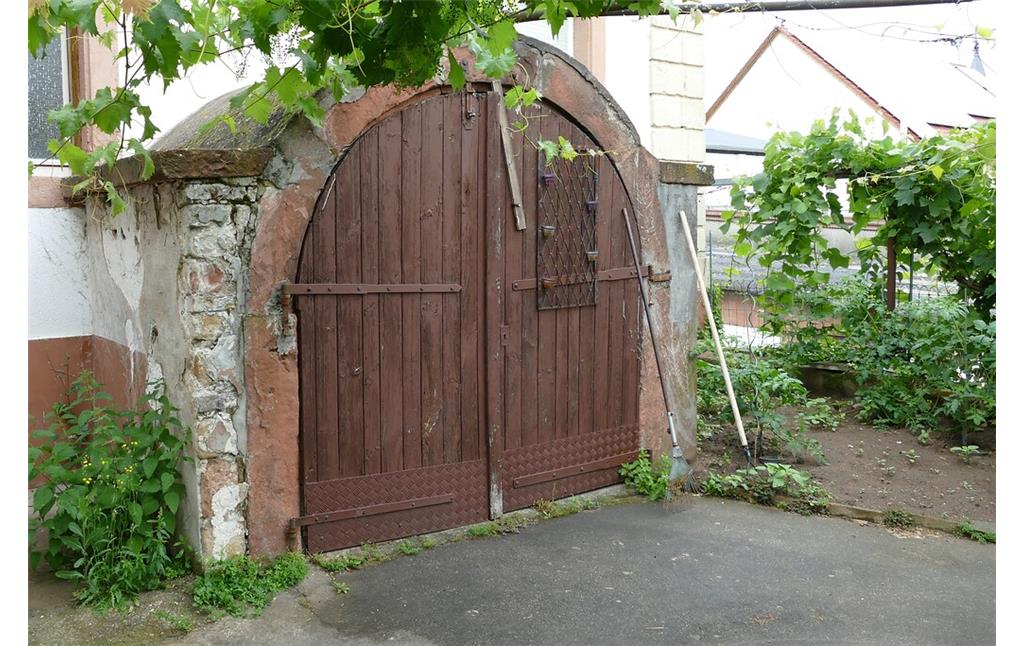 Zugang zum Weinkeller der ehemaligen fürstbischöflichen Schaffnerei in Kirrweiler (2021)