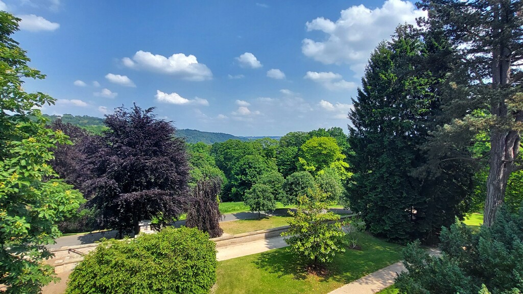 Blick von der Villa Hügel in Essen-Bredeney über die Park- und Waldanlagen des Hügelparks und des Kruppwalds in Richtung Baldeneysee (2023).