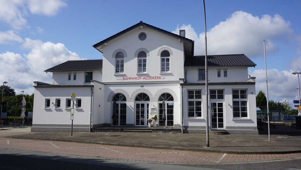 Kerken-Aldekerk, Bahnhof, Straßenseite (2023)