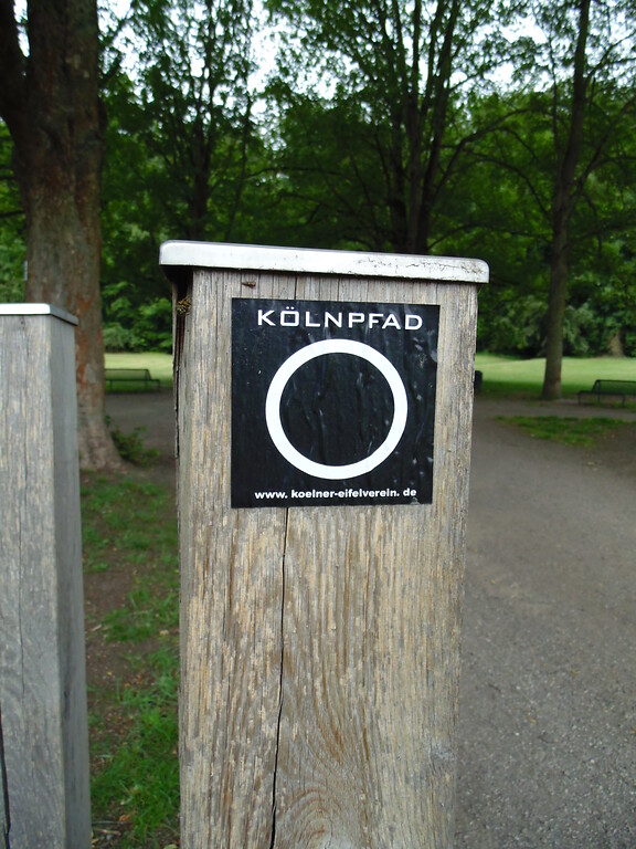 Wegmarkierung des insgesamt 171 Kilometer langen Wanderwegs "Kölnpfad" in der Stadtwalderweiterung in Köln-Lindenthal (2020).