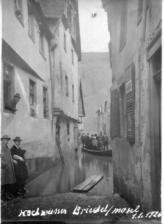 Blick in die Graf-Salm-Straße in Briedel bei Hochwasser (1926).