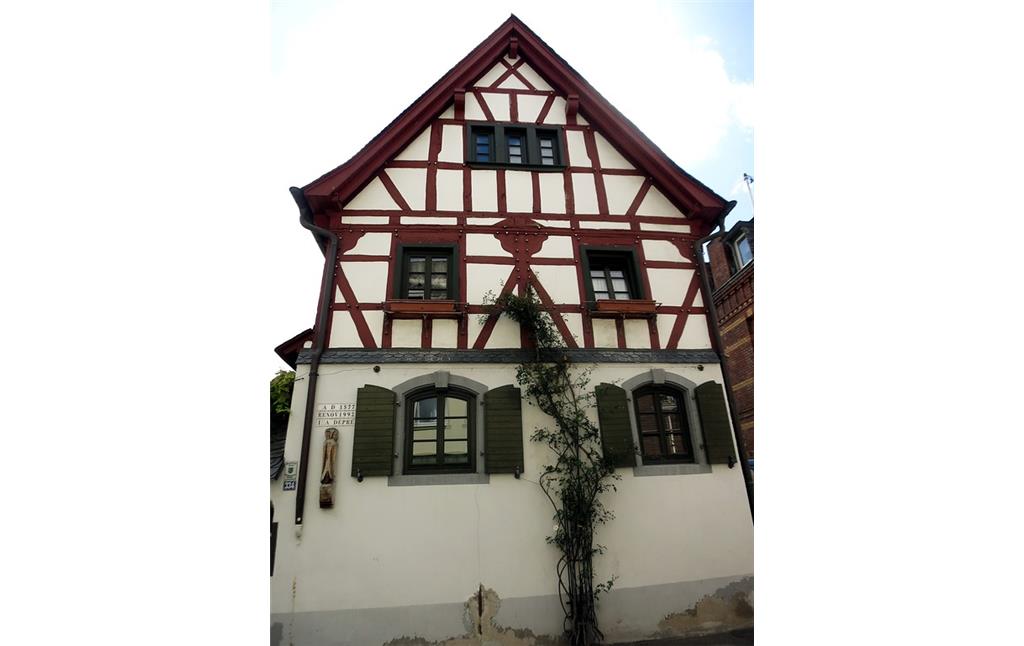 Fassadenansicht des Fachwerkhauses in der Trierer Straße in Koblenz-Metternich, einem ehemaligen Gasthaus mit Posthalterei (2014).