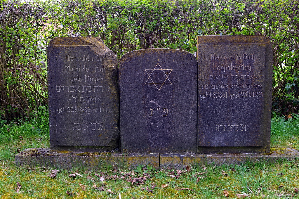 Grabstein auf dem jüdischen Friedhof in Niedermendig (2009).