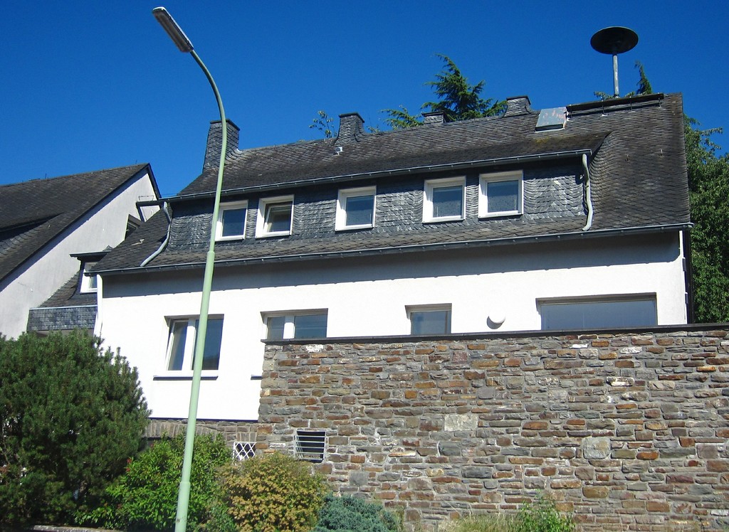 Das rechte der beiden Wohnhäuser in der Cochem-Conder Brauselaystraße, die zur Tarnung des früheren Bunkers der Bundesbank zur Aufbewahrung einer Notstandswährung dienten (2015).