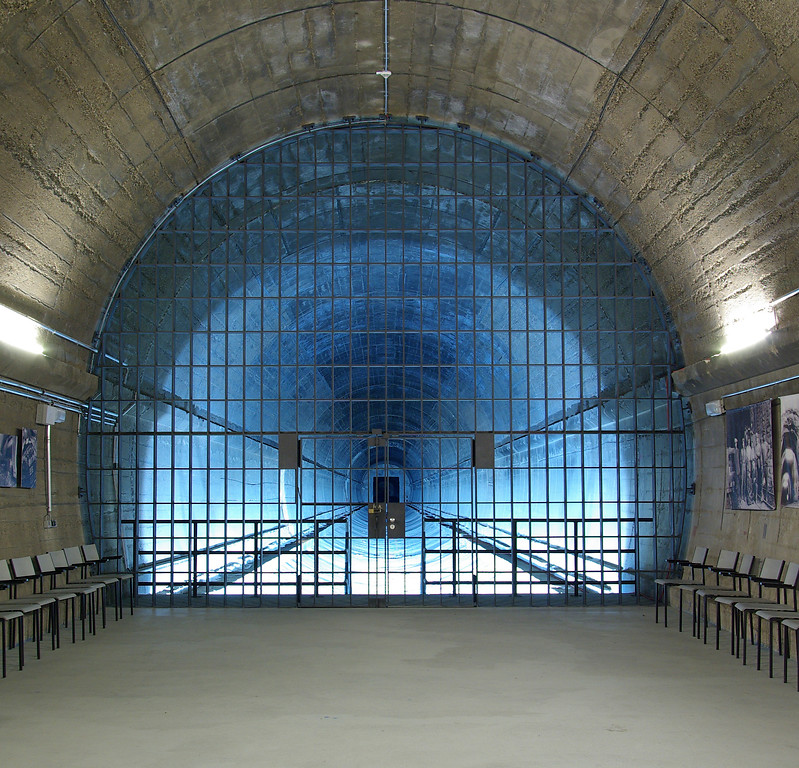 Einer der früheren Haupttunnel des Regierungsbunkers Ahrweiler. Dieser ist heute verschlossen und grenzt unmittelbar an den zugänglichen Bereich der Dokumentationsstätte an (2009).