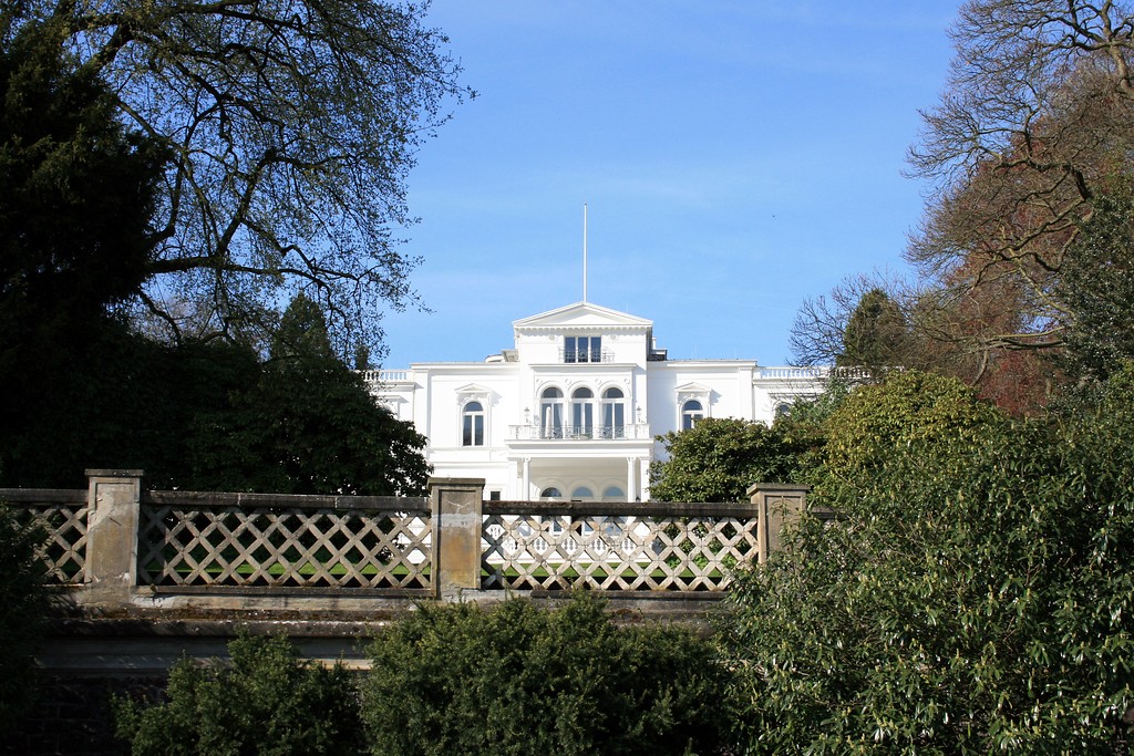 Die Villa Hammerschmidt in Bonn vom Rheinufer aus gesehen (2015).