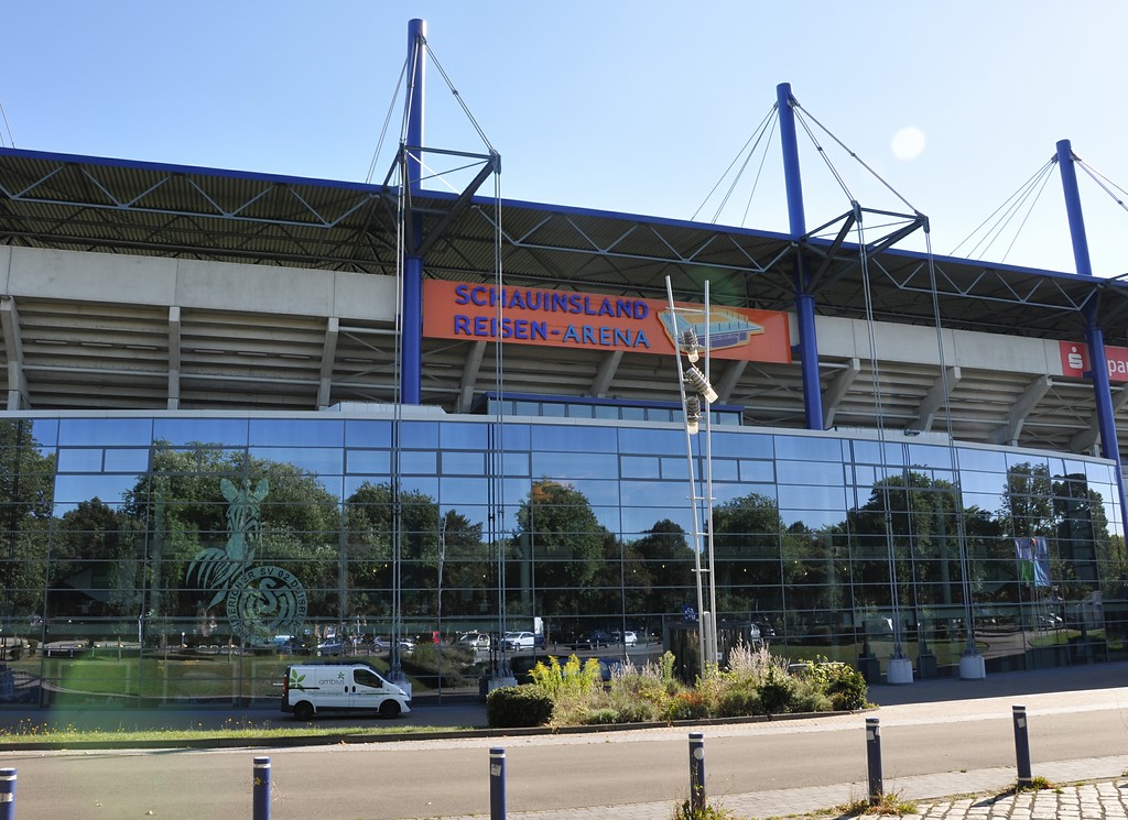 Frontansicht auf die heutige Schauinsland-Reisen-Arena, ehemals Wedaustadion in Duisburg (2016).
