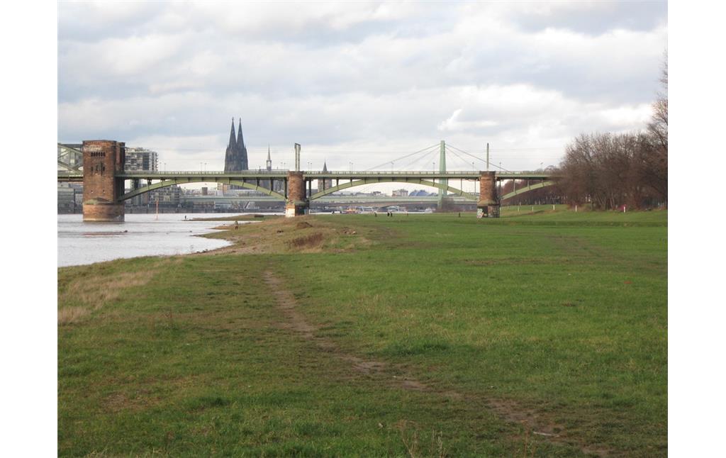 Die Kölner Südbrücke, hier die drei Bögen der Vorlandbrücke auf der rechten, östlichen Rheinseite (2014).