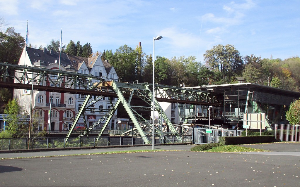Die Station "Zoo / Stadion" der Wuppertaler Schwebebahn an der Sonnborner Straße in Elberfeld (2019)