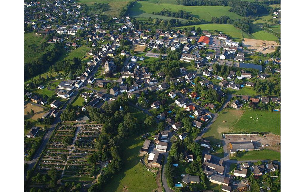 Luftaufnahme der Ortschaft Uckerath, Ortsteil der Stadt Hennef (Sieg) im Rhein-Sieg-Kreis (2012), Blick in nordöstliche Richtung entlang der Lichstraße.