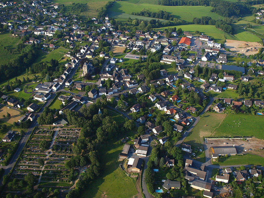 Luftaufnahme der Ortschaft Uckerath, Ortsteil der Stadt Hennef (Sieg) im Rhein-Sieg-Kreis (2012), Blick in nordöstliche Richtung entlang der Lichstraße.