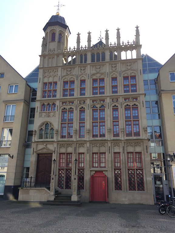 Die historische Rathausfassade auf dem Großen Markt in Wesel