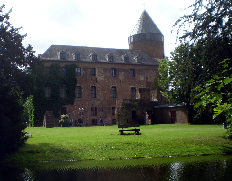 Gebäude der Hauptburg von Burg Brüggen (2012)