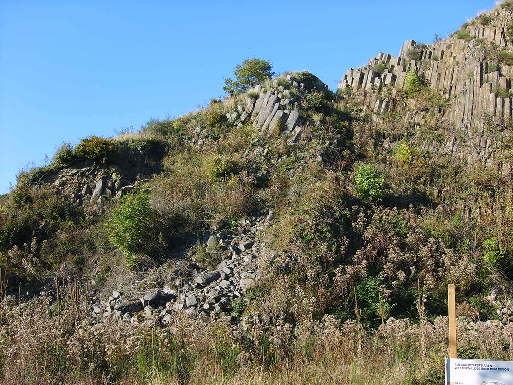 Der Basaltkegel Roßbacher Häubchen mit ehemaliger Basaltgrube bei Roßbach (2007).
