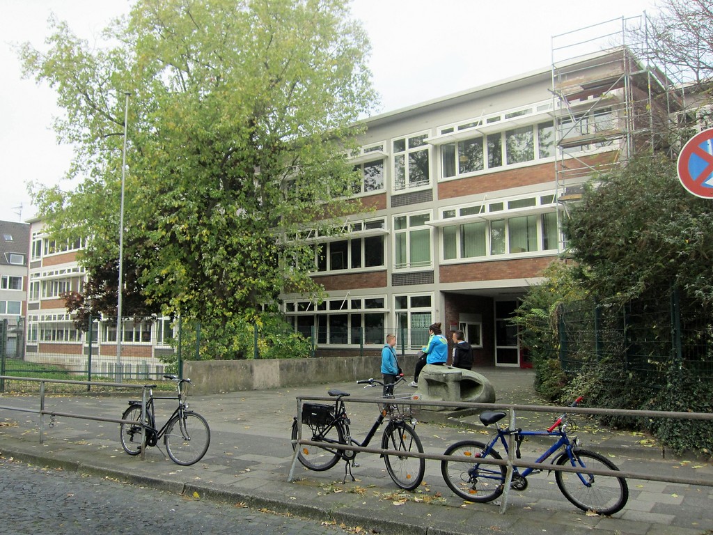 Die Katholische Hauptschule am Großen Griechenmarkt 76 in Köln (2012).