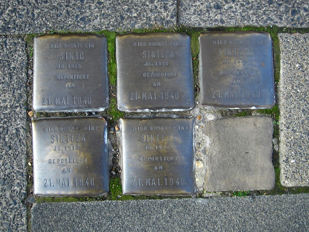 Stolpersteine in der Kämmergasse, nahe des Agrippabads in Köln (2012).